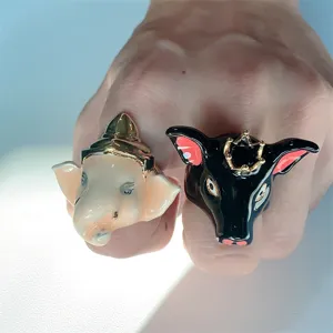 Set di anelli smaltati dal design di nicchia con motivi di elefante e animale con corona.