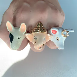Set di anelli animali smaltati con design bull terrier, elefante e maialino coronato.