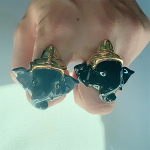 Dettaglio anello smaltato con testa di elefante corona metallica e finitura lucida brillante.