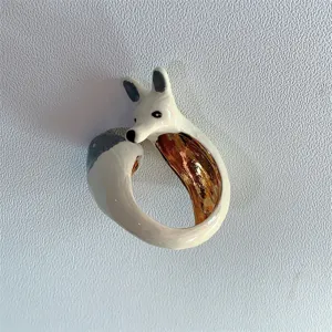 Anello animale in smalto artigianale con grazioso design da volpe bianca e grigio dorato.