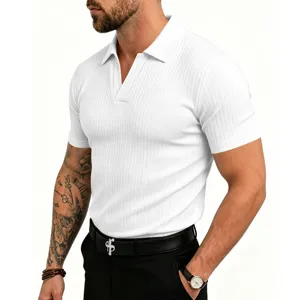 Vista detallada de la polo para hombre de punto acanalado blanco con cuello y textura.
