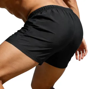 Vue de détail en gros plan du short de sport noir pour homme pour le fitness en plein air.