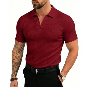 Vista detallada polo de verano hombre punto acanalado, manga corta cuello V transpirable.