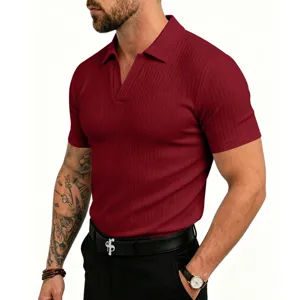 Polo de manga corta de punto acanalado slim fit para hombre con cuello en V, burdeos.