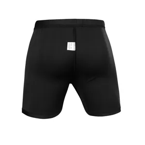 Vue arrière détaillée de short de compression de sport noir pour homme avec étiquette.