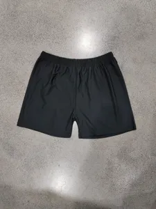 Vue détaillée de short de sport noir pour homme à séchage rapide, tissu léger et respirant.