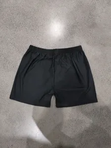 Short de sport noir pour homme, seche vite, ideal pour le fitness, la plage et les loisirs.