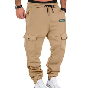 Pantalone cargo uomo kaki felpato, vestibilità comoda, vita elastica, tasche multiple.