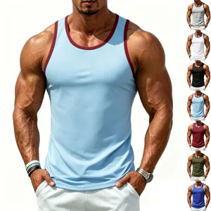 Detailopname van de heren fitness tanktop in contrasterende kleur met ademend materiaal.