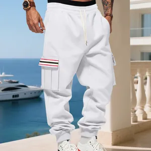 Vista dettagliata dei pantaloni cargo felpati con tasche laterali e dettagli a righe eleganti.