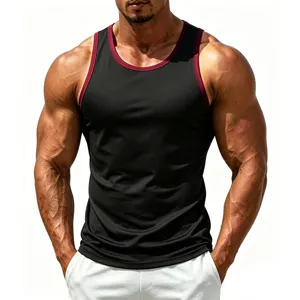 Gedetailleerd overzicht heren fitness tanktop, contrasterend sportshirt voor training.