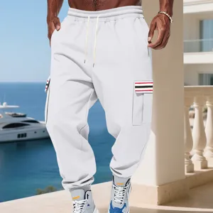 Vista dettagliata di pantaloni cargo bianchi da uomo con tasche e stile streetwear.