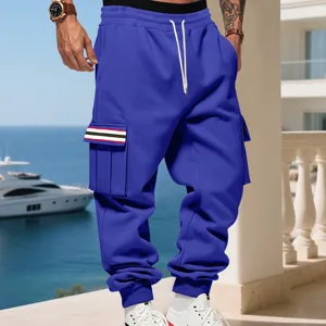 Dettaglio di pantaloni cargo felpati blu da uomo con tasche multiple e coulisse regolabile.