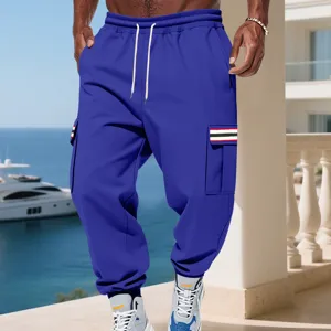 Pantaloni tuta cargo blu royal da uomo con tasche multiple e polsini per streetwear.