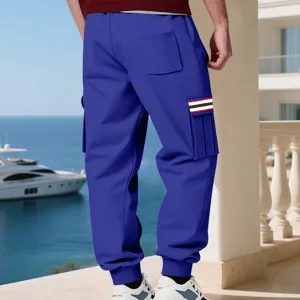 Pantaloni cargo felpati da uomo vista dettagliata, tasca laterale e vestibilità streetwear.