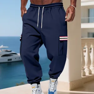 Pantaloni cargo felpati da uomo con vita elastica con coulisse e dettagli ai polsini.