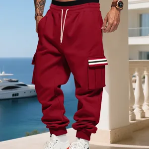 Primo piano dei pantaloni cargo in felpa rossa con coulisse bianca e tasche laterali.