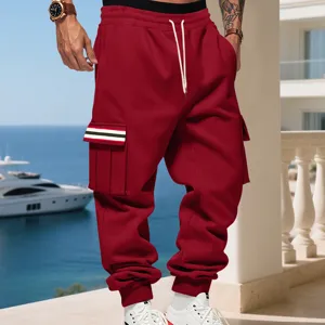 Vista di dettaglio dei pantaloni cargo rossi felpati da uomo con tasche stilose.