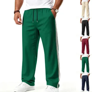 Vue détaillée de pantalon décontracté pour homme avec des bandes contrastées et cordon.
