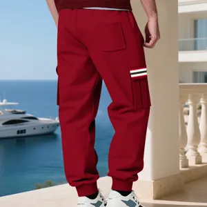Pantaloni della tuta cargo rossi felpati da uomo per streetwear casual all'aperto.