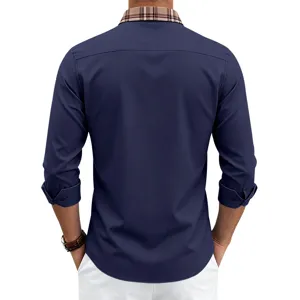 Rugdetail van het heren business casual overhemd met lange mouwen en geruite kraag.