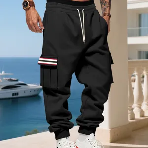 Pantaloni cargo neri da uomo con polsini elastici, coulisse bianca e dettagli eleganti sulle tasche.