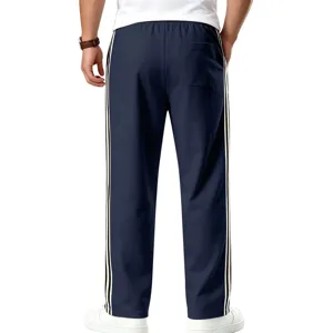 Vue détaillée du pantalon de survêtement pour homme bleu marine avec bandes et poche arrière.