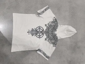 Camisa hombre holgada manga corta con capucha estampado runas en tejido lino detalle.