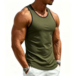 Close-up detail van heren olijfgroene sport fitness tanktop met zwarte contrast bies en rand.