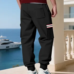 Pantaloni cargo felpati neri da uomo con tasche laterali e polsini elastici invernali.