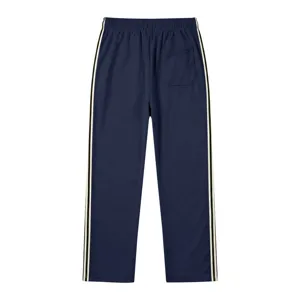 Vue arrière détaillée du pantalon décontracté à jambe droite avec bande latérale et poche.