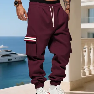Dettaglio dei pantaloni cargo felpati da uomo in bordeaux con tasche funzionali.
