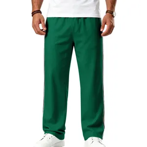 Pantalon de sport droit et ample pour homme avec bande latérale contrastée très confortable.