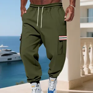 Vista dettagliata dei pantaloni cargo casual da uomo in verde scuro con fodera e tasche.