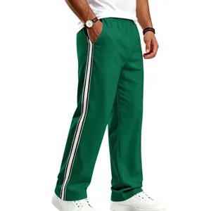 Pantalon de survêtement pour homme avec bandes contrastées, coupe droite ample et confortable.