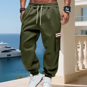 Vista dettagliata dei pantaloni cargo da uomo in verde oliva con tasche laterali e polsini.