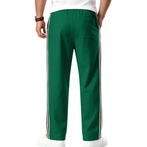 Détail vue arrière pantalon de survêtement vert homme coupe droite avec bandes et poche.