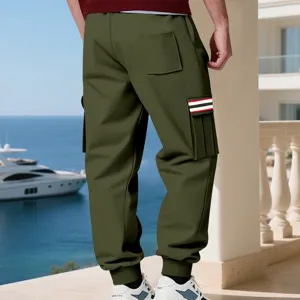 Pantaloni cargo uomo verde oliva con tasche multiple, streetwear casual per sport all'aperto.