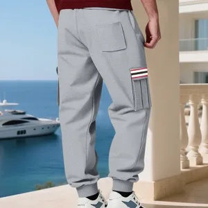 Pantaloni cargo felpati casual da uomo con tasche laterali e dettagli a righe per l'inverno.
