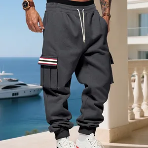 Pantaloni cargo felpati spessi da uomo con polsini elastici e tasche eleganti per uso quotidiano.