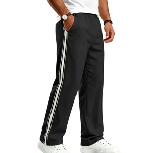 Pantalon de jogging décontracté homme coupe droite rayures blanches sport détail.