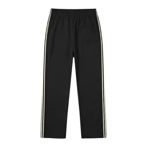 Pantalon de survêtement homme ample décontracté avec bandes contrastées sur les côtés.
