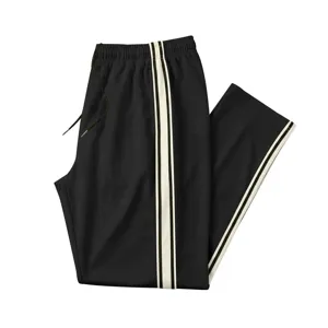 Pantalon de survêtement décontracté pour homme avec bande latérale et cordon de serrage.