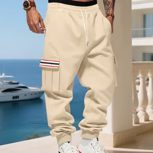 Pantaloni cargo felpati da uomo con tasche multiple e dettaglio coulisse in vita regolabile.