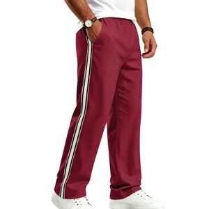 Gros plan sur le détail de la bande latérale du pantalon, texture et finitions.