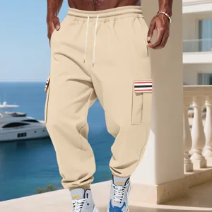Vista dettagliata dei pantaloni cargo casual da uomo in beige con tasche laterali.
