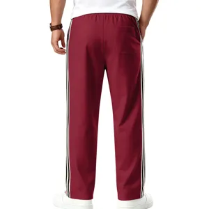 Vue détaillée du pantalon de survêtement pour homme avec bandes et poche arrière.