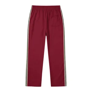 Vue détaillée du dos d'un pantalon de survêtement sportif pour hommes avec bandes latérales.
