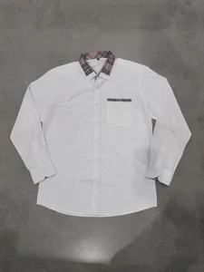 Detailopname van de contrasterende ruitkraag en zak op het stijlvolle herenoverhemd.