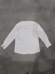 Detailweergave van de achterkant van het witte heren overhemd met klassieke ruit kraag.